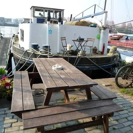 Houseboat Captain's Quarters In Harbour 船屋