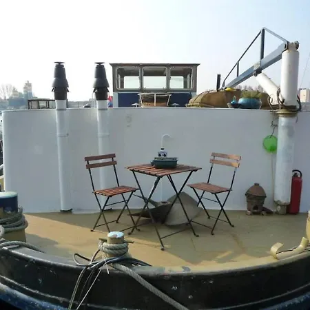 Houseboat Captain's Quarters In Harbour 船屋
