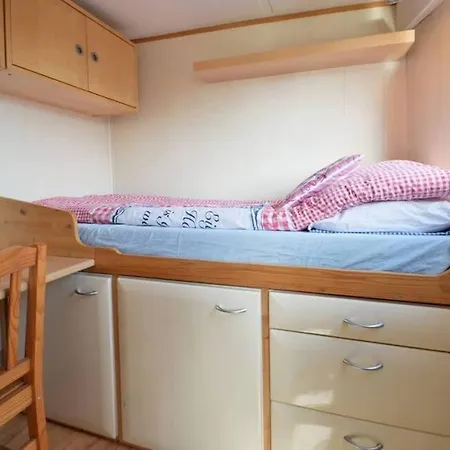 Houseboat Captain's Quarters In Harbour 船屋 *
