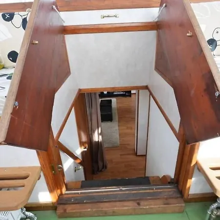 船屋 Houseboat Captain's Quarters In Harbour *