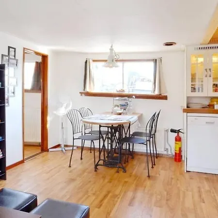 Houseboat Captain's Quarters In Harbour *