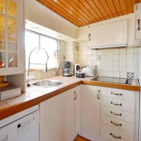 Houseboat Captain's Quarters In Harbour Amsterdam