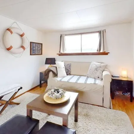 Botel Houseboat Captain's Quarters In Harbour *