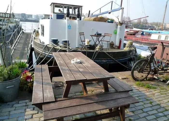 Houseboat Captain's Quarters In Harbour Bateau-hôtel