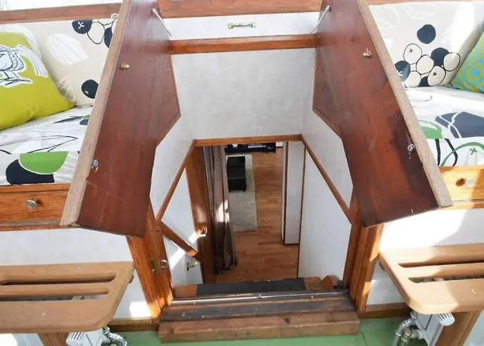 Bateau-hôtel Houseboat Captain's Quarters In Harbour *