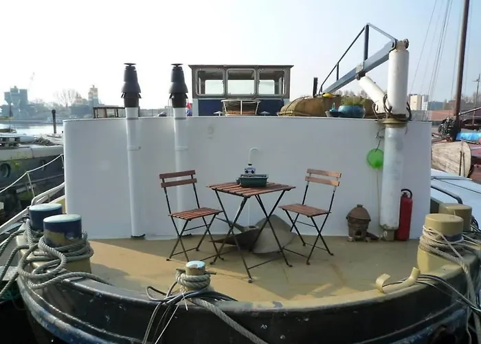 Houseboat Captain's Quarters In Harbour Bateau-hôtel