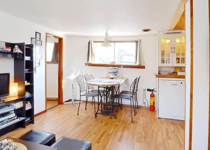 Houseboat Captain's Quarters In Harbour *