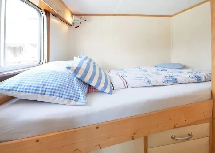 Houseboat Captain's Quarters In Harbour Bateau-hôtel Amsterdam