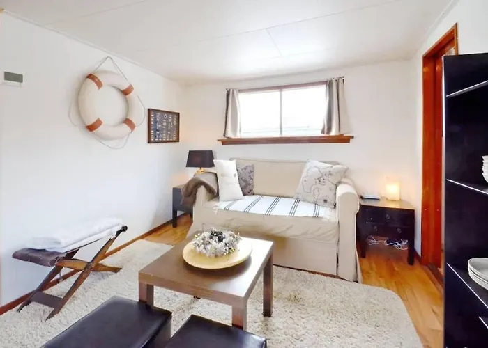 Bateau-hôtel Houseboat Captain's Quarters In Harbour *