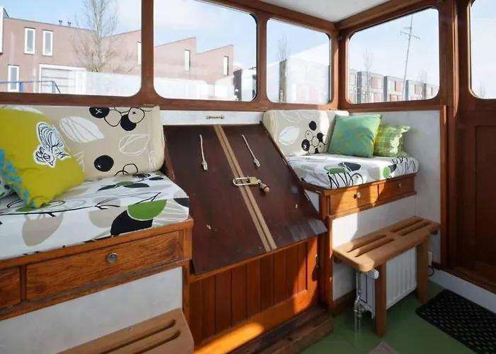 Houseboat Captain's Quarters In Harbour Bateau-hôtel Amsterdam